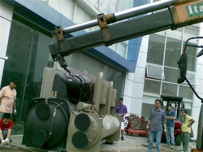 拱墅区随车吊和汽车吊的核心区别是什么？哪种更省钱？