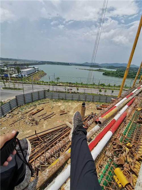 拱墅区作业中发生设备损坏或人员意外，责任怎么划分？