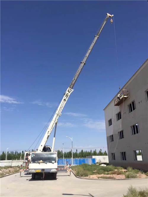 拱墅区“轻装强干”—— 吊车的 “轻量化臂架” 技术